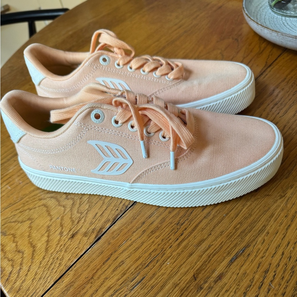 Cariuma Pantone color Peach and White Women's Shoes